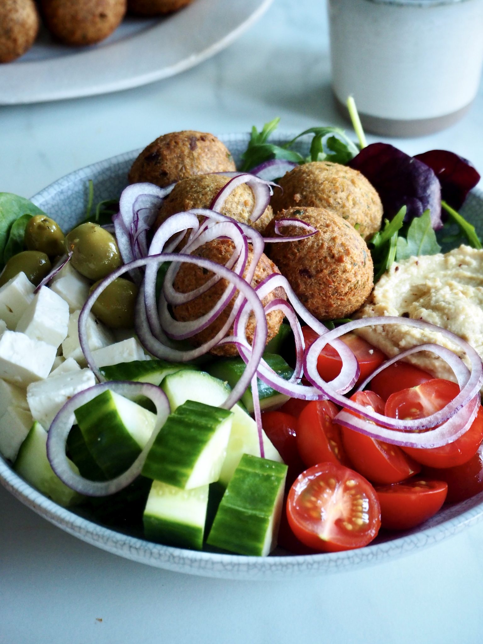 Falaffel med gresk salat og hummus