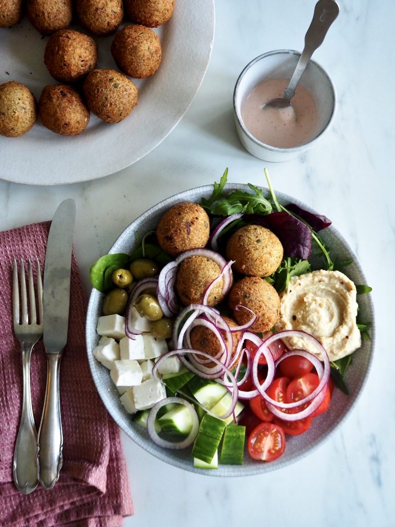 Falaffel med gresk salat og hummus
