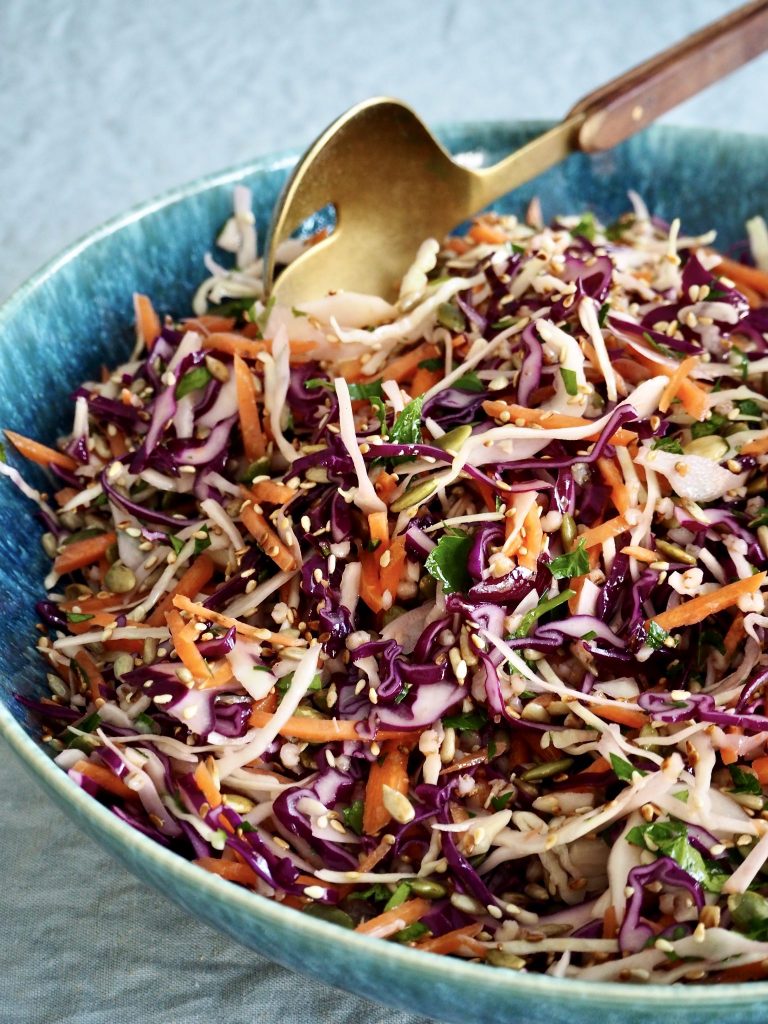 Fargerik kålsalat med frø og bygg