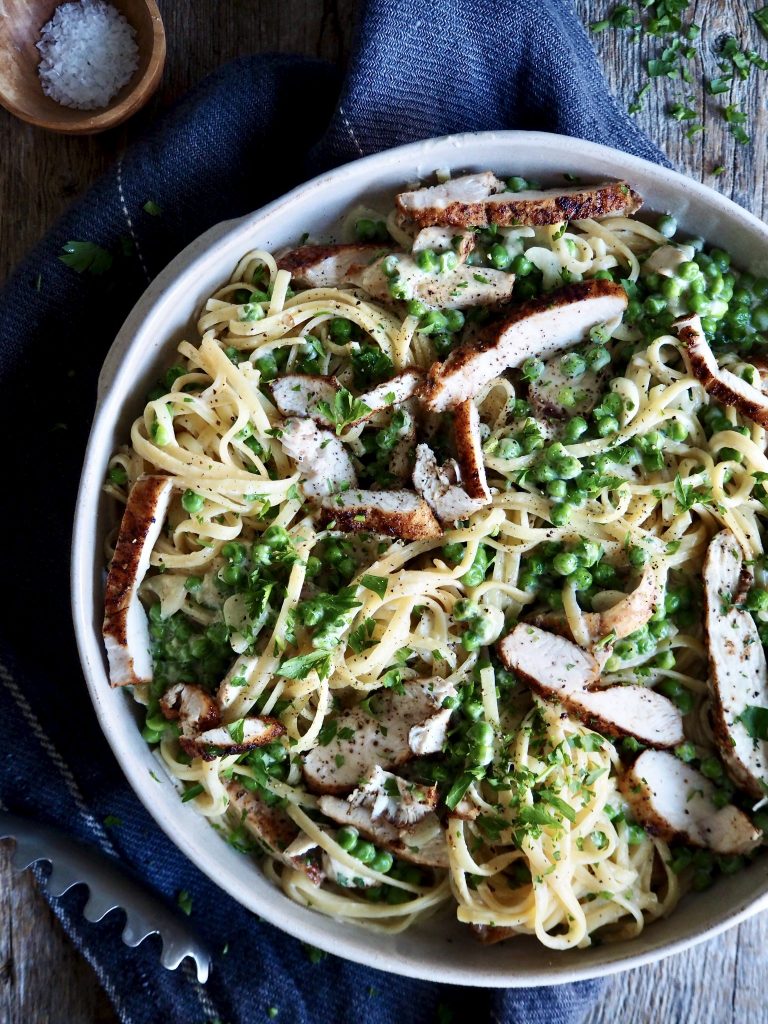 Kremet pasta med kylling og erter