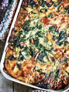 BRØDPUDDING MED OST OG SKINKE