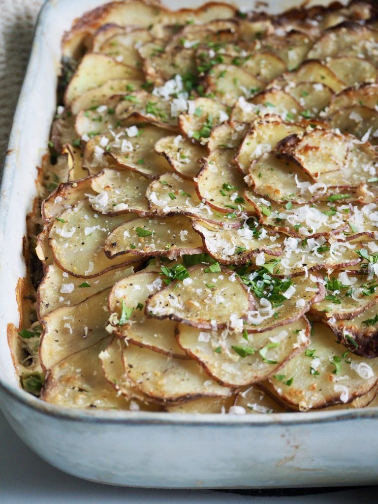 Kremet lakseform med poteter, spinat og erter