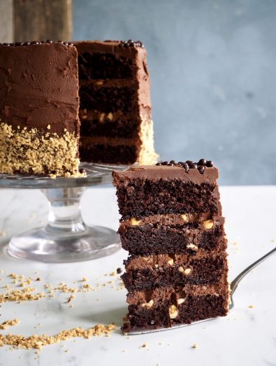Sjokoladekake med karamell og peanøtter
