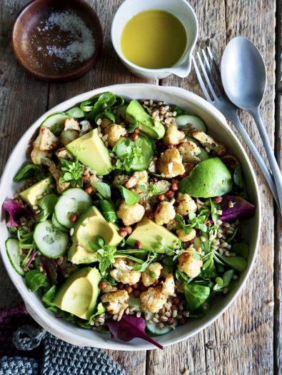 Ristet blomkålsalat med sprøstekte kikerter og avokado