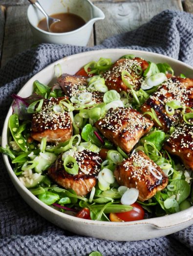 Asiatisk laks med salat og ingefærdressing