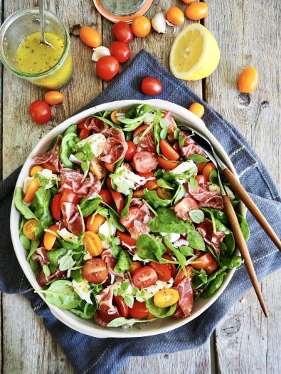 Spinatsalat med tomater, mozzarella og spekeskinker
