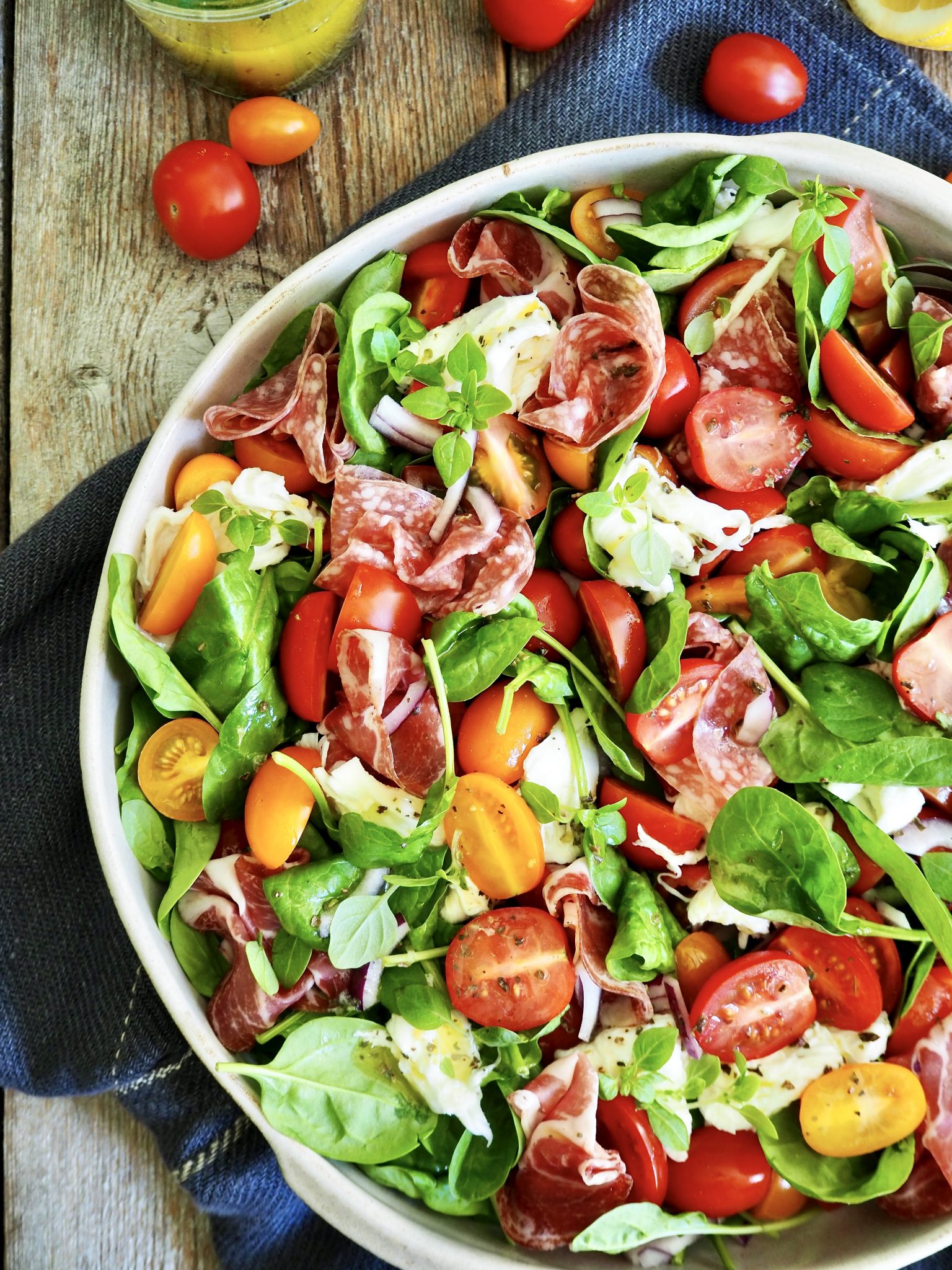 Spinatsalat med tomater, mozzarella og spekeskinker