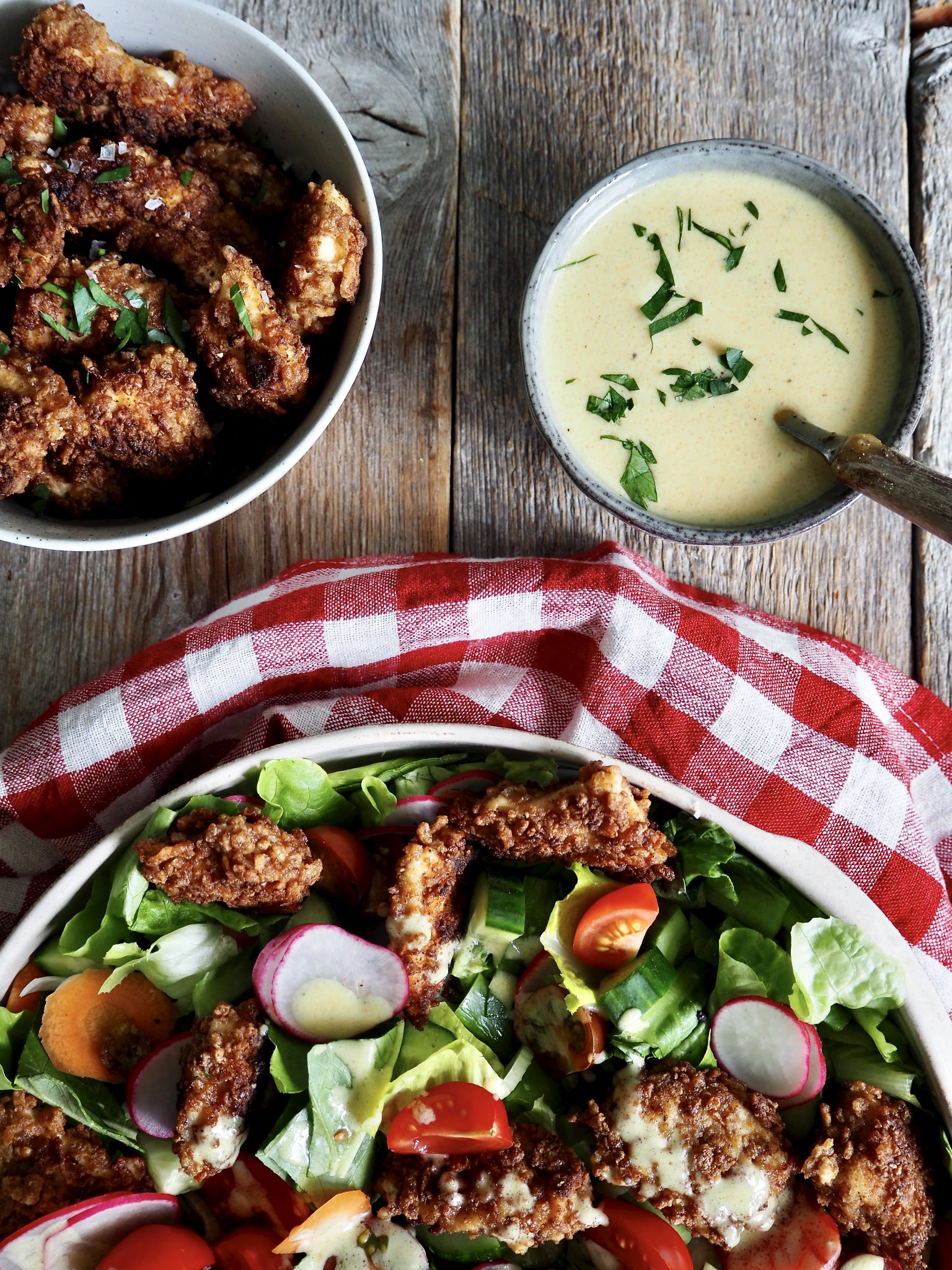 Sprøstekt kylling med salat og en kremet sennepsdressing