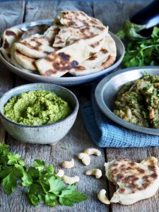 Naan brød med korianderchutney og aubergin dip