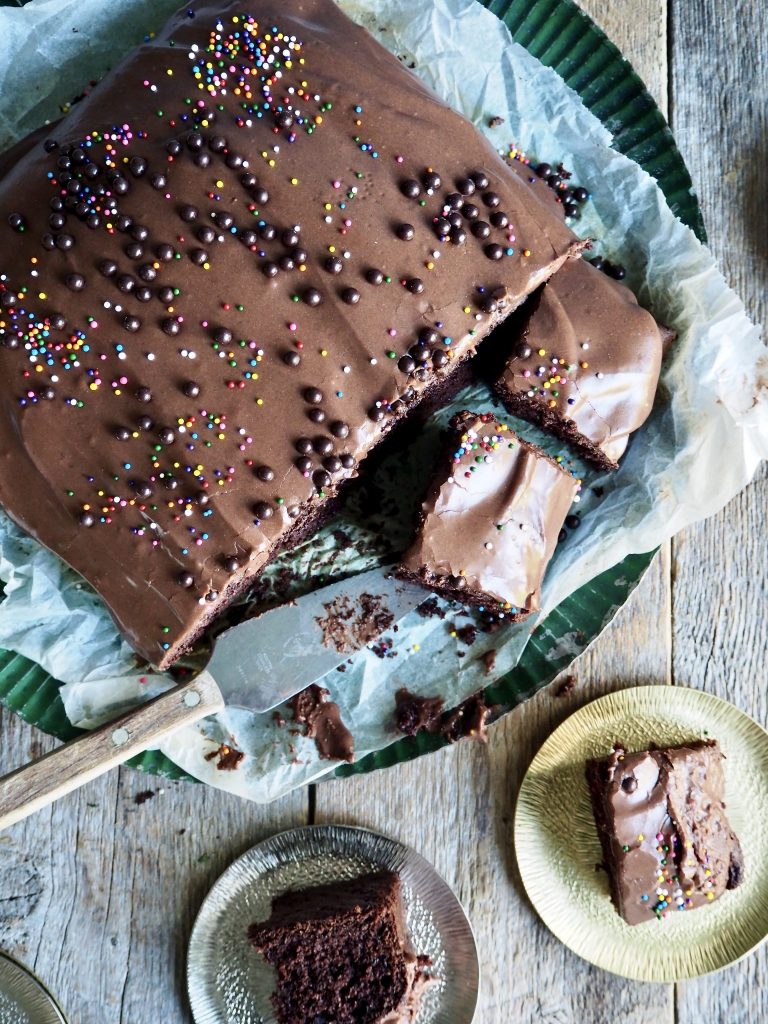Supersaftig sjokoladekake i langpanne med banan