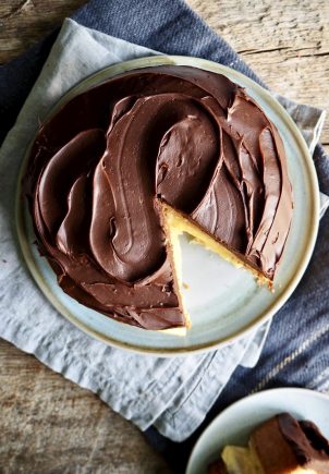 Festkake med vaniljekrem og sjokoladeglasur - Boston cream pie