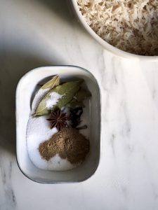 Kylling biryani - en indisk alt-i-en gryte festmåltid!