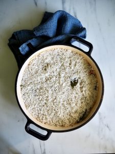 Kylling biryani - en indisk alt-i-en gryte festmåltid!