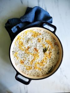 Kylling biryani - en indisk alt-i-en gryte festmåltid!