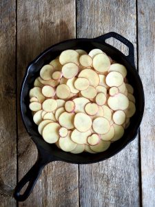 Fløtegratinerte poteter - med hvitløk og ost