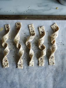 Butterdeigstenger med frø og krydder - perfekt snacks