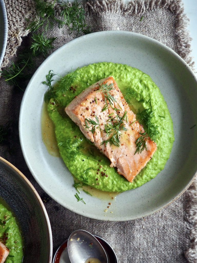Enkel laksemiddag med ertepurée og wow-faktor