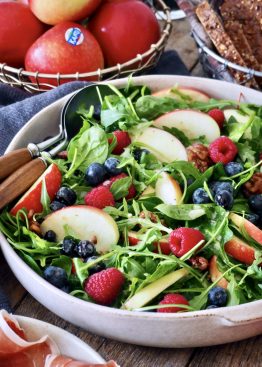 Forfriskende salat med Kanzi® epler og bær