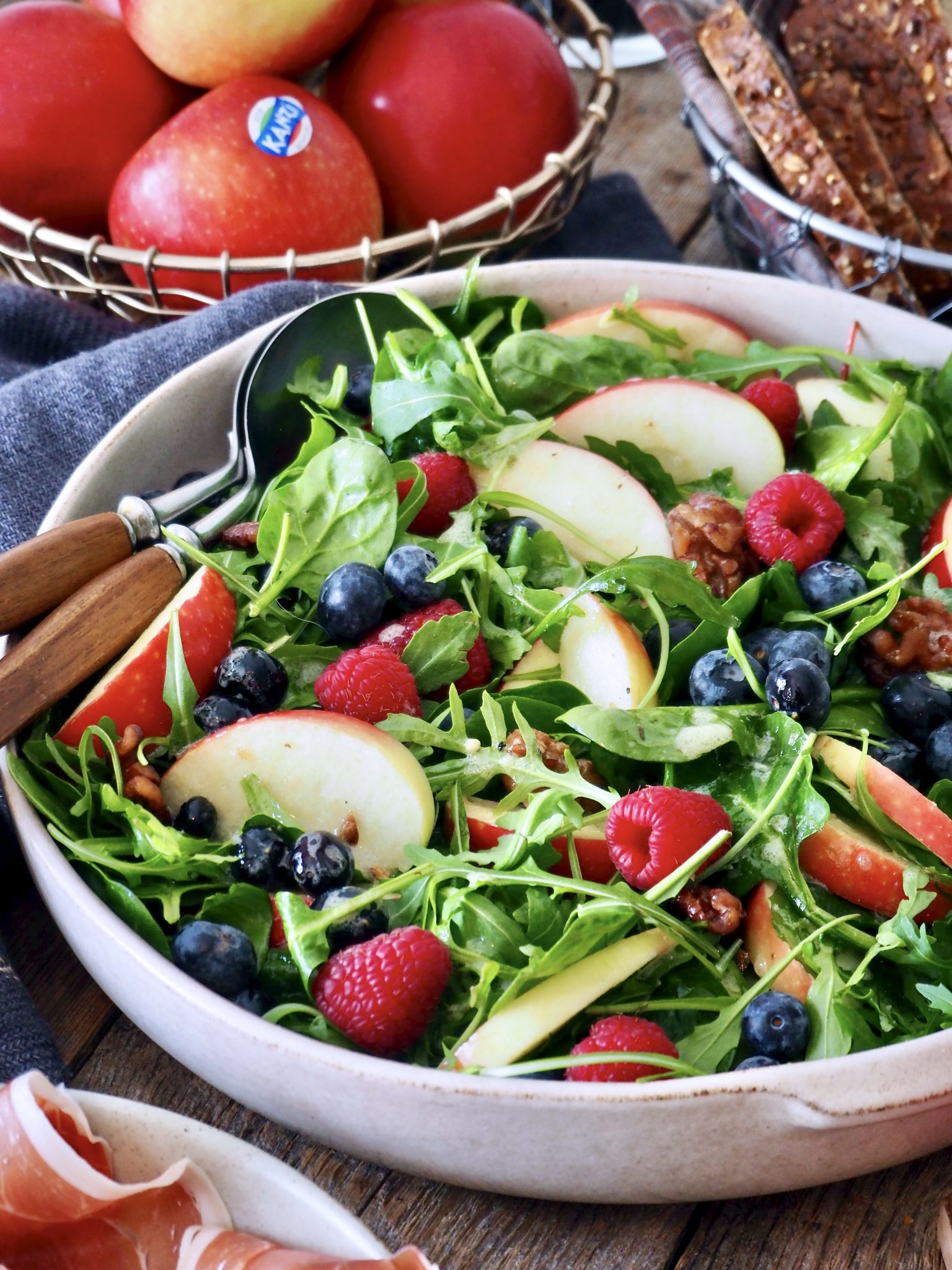 Forfriskende salat med Kanzi® epler og bær