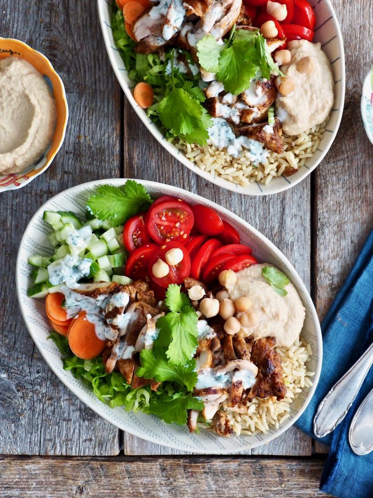 Spicy kyllingsalat med ris og hummus