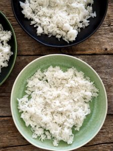 Enkel sashimisalat med laks og ris
