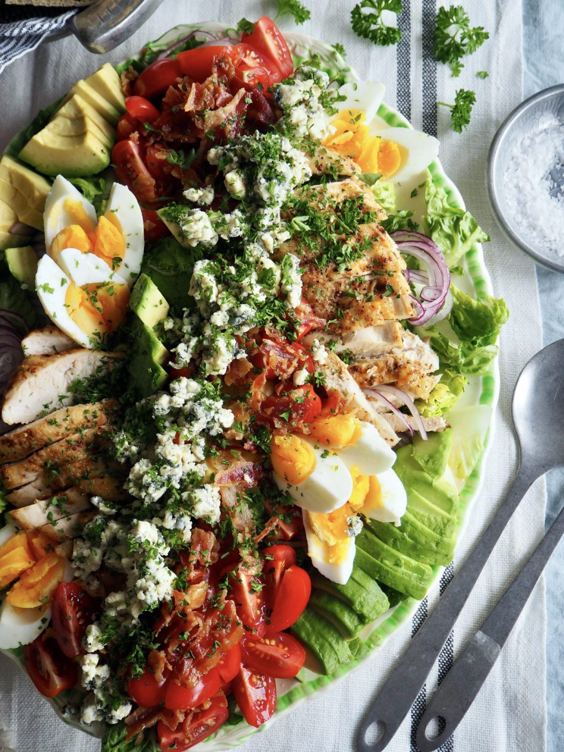 COBB SALAD - en klassisk amerikansk salat med kylling, bacon og avokado ...
