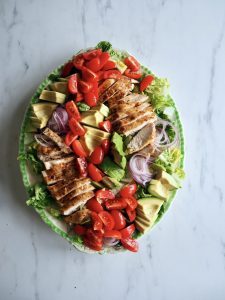 COBB SALAD -en klassisk amerikansk salat med kylling, bacon og avokado