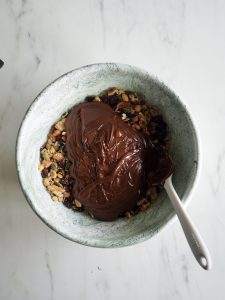 Enkel SJOKOLADEKNEKK med frø, kjerner og frukt