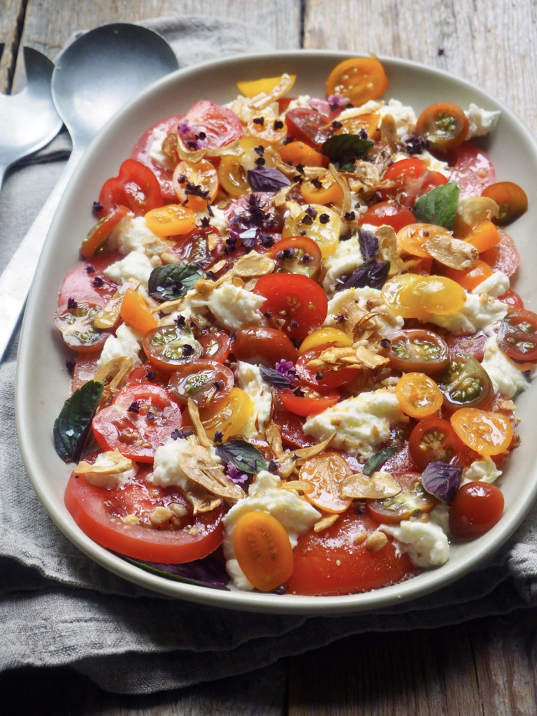 Tomatsalat med mozzarella, sprøstekt hvitløk og knuste pinjekjerner