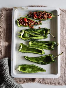 Fylte og gratinerte Poblano chili (eller paprika)