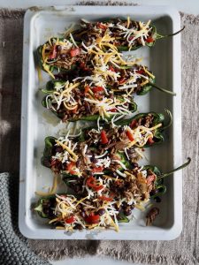 Fylte og gratinerte Poblano chili (eller paprika)