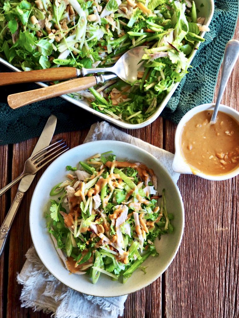 Kalkun-/kyllingsalat med kalkun-/kyllingrester og peanøttdressing