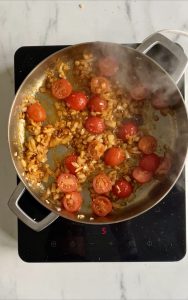 Rask laksecurry med paprika, brokkoli og spinat (og tomater)