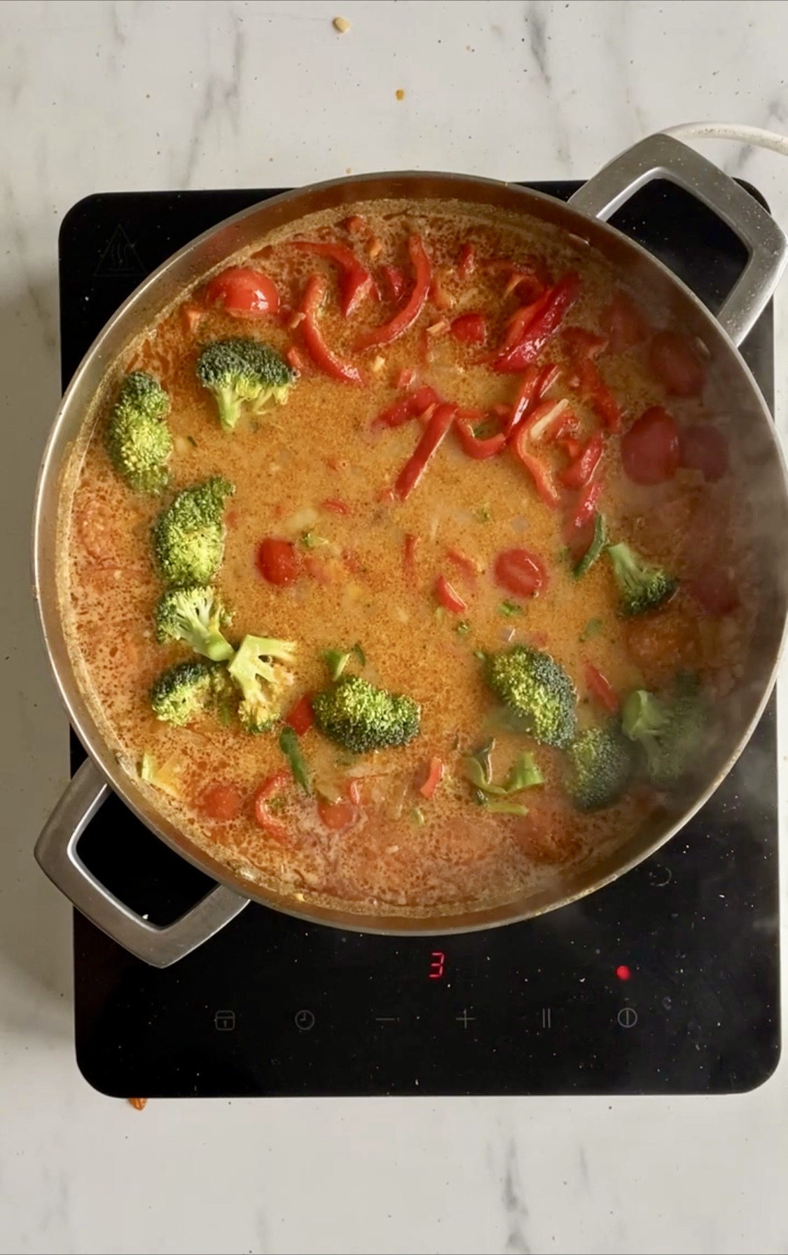Rask laksecurry med paprika, brokkoli og spinat (og tomater)