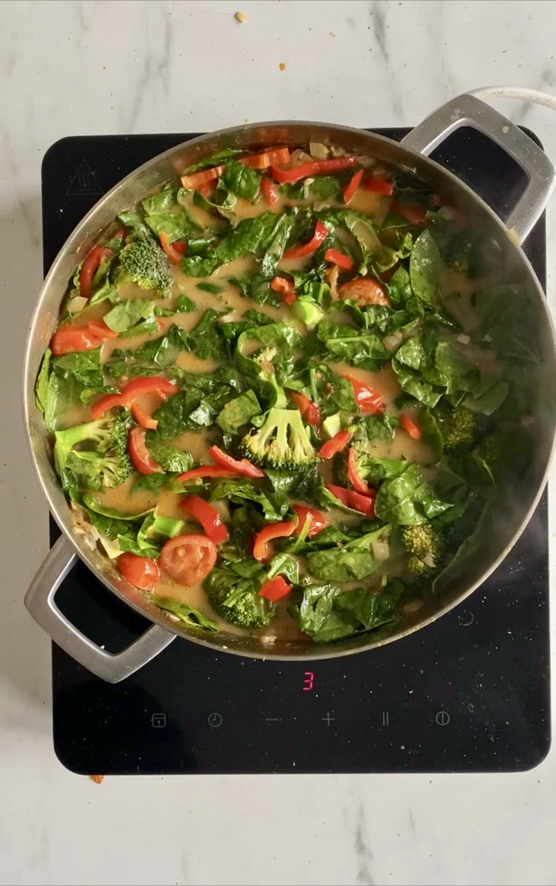 Rask laksecurry med paprika, brokkoli og spinat (og tomater)