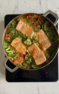 Rask laksecurry med paprika, brokkoli og spinat (og tomater)