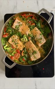 Rask laksecurry med paprika, brokkoli og spinat (og tomater)