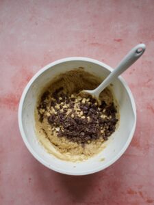 Bananbrød med sjokolade og peanøtter