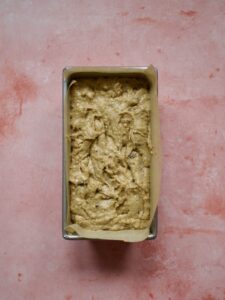 Bananbrød med sjokolade og peanøtter