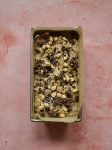 Bananbrød med sjokolade og peanøtter