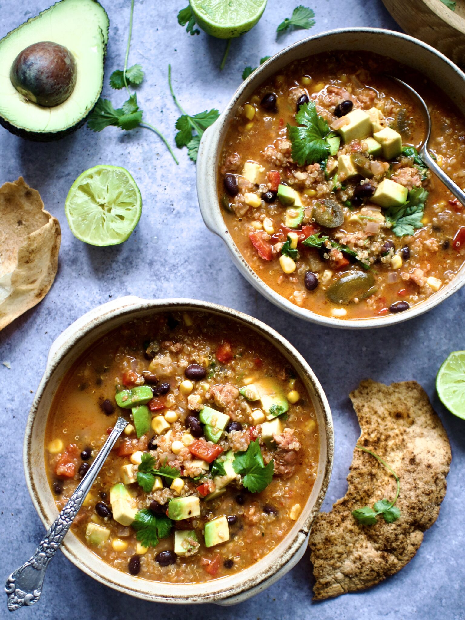 Meksikansk suppe med pølse, bønner og mais