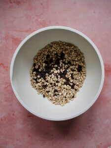 Enkle energibarer med frø, frukt, havre og sjokolade!