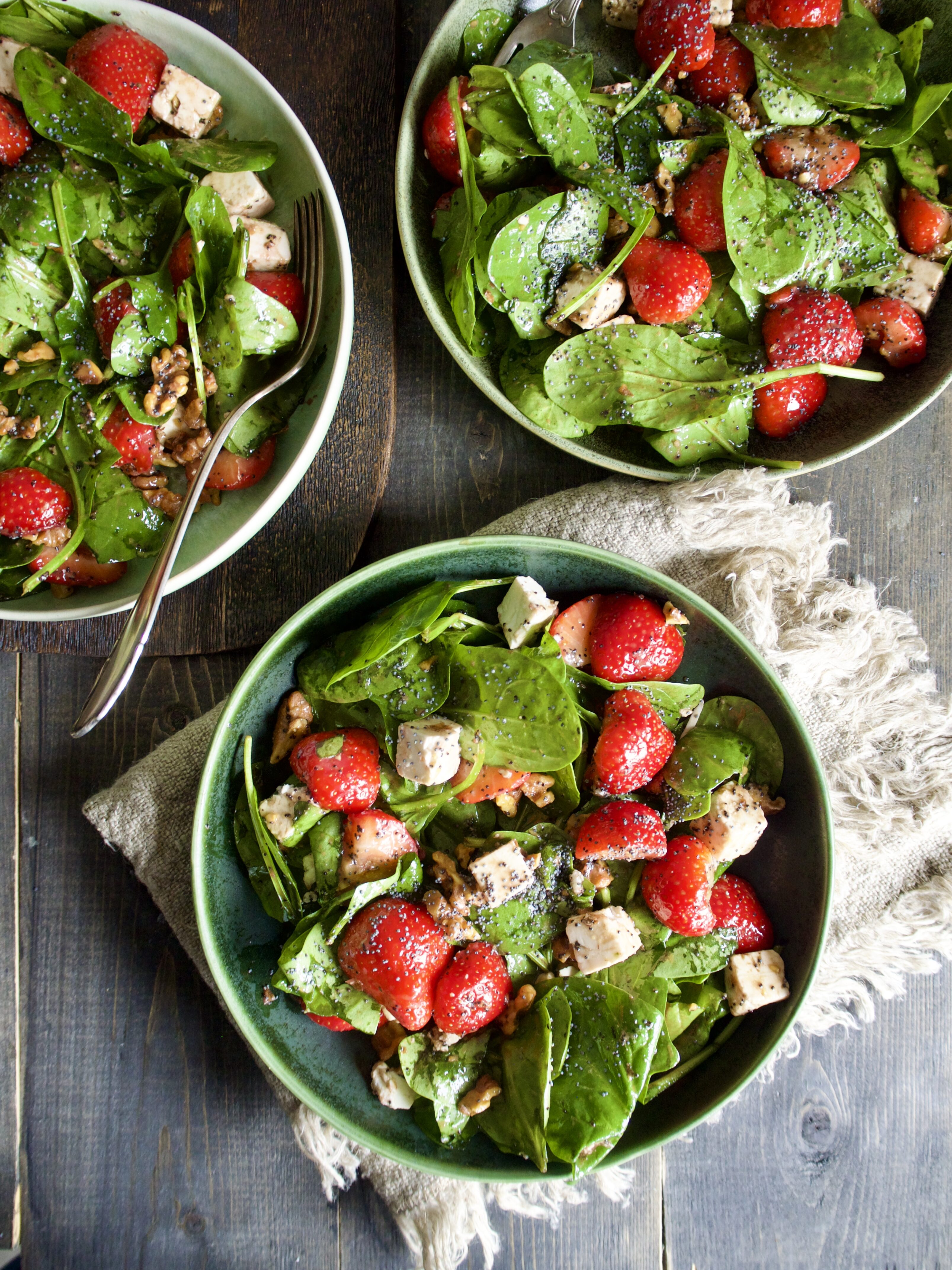 Frisk salat med spinat, jordbær og en valmuefrødressing