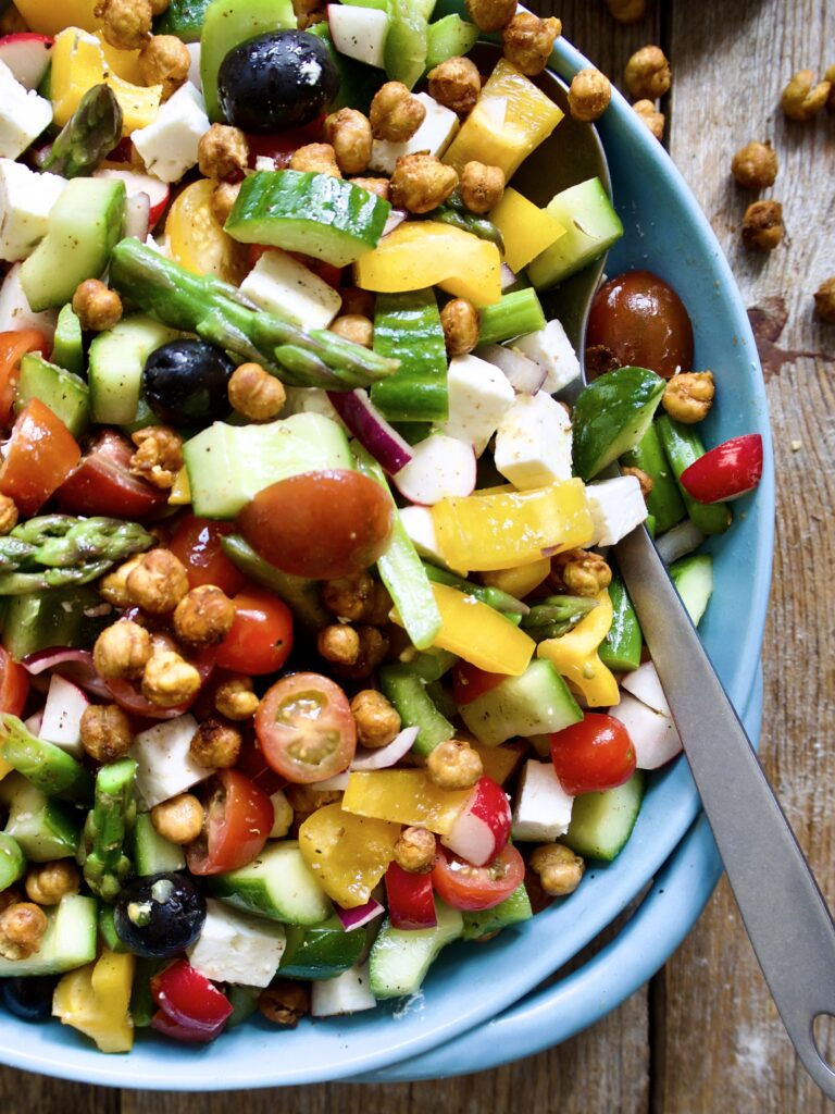 Sommersalat med masse grønnsaker, fetaost, oliven og sprøstekte kikerter!
