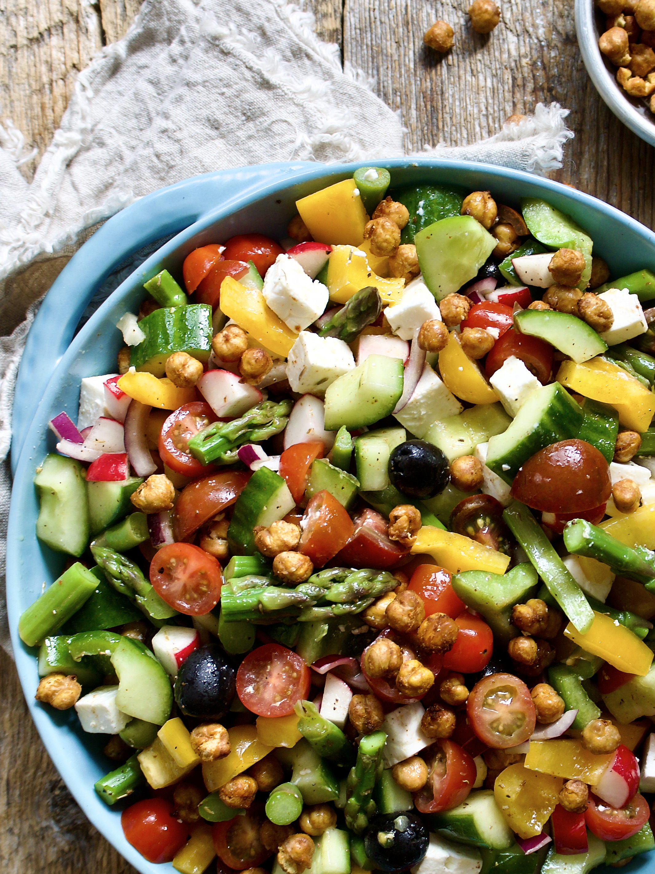 Digg salat med masse grønnsaker, feta, oliven og sprøstekte kikerter
