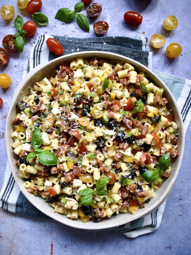 Italiensk pastasalat med salami og mozzarella