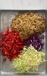 Nydelig nudelsalat med grønnsaker og en asiatisk dressing