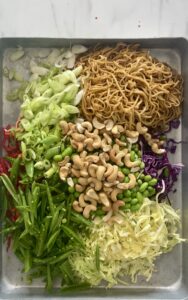 Nydelig nudelsalat med grønnsaker og en asiatisk dressing
