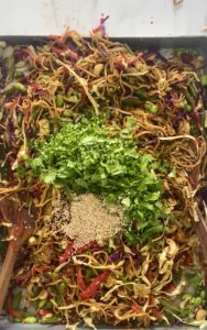 Nydelig nudelsalat med grønnsaker og en asiatisk dressing