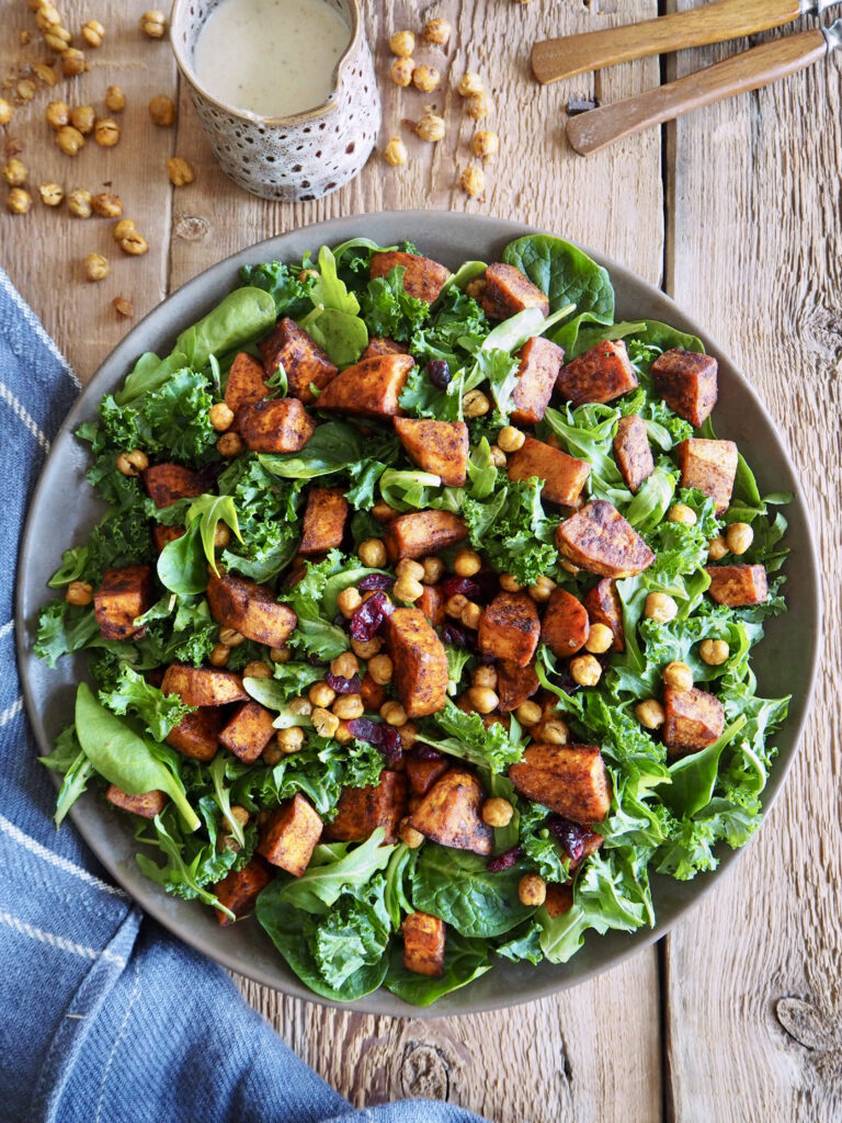 SØTPOTETSALAT med sprøstekte kikerter og tahini-dressing !!